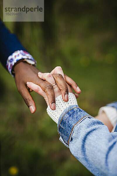 Paar hält Hände