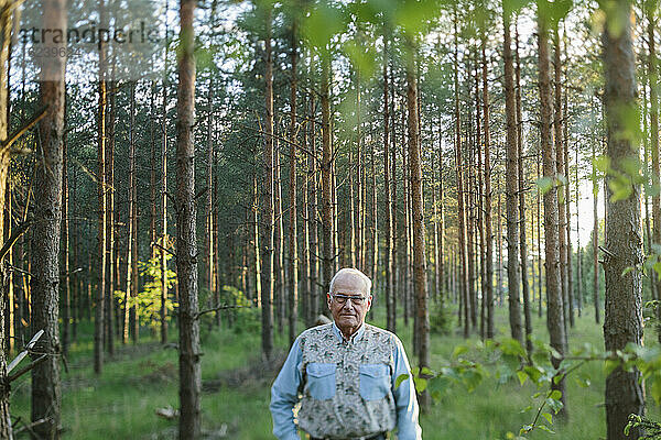 Älterer Mann im Wald