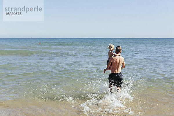 Vater mit Tochter auf See