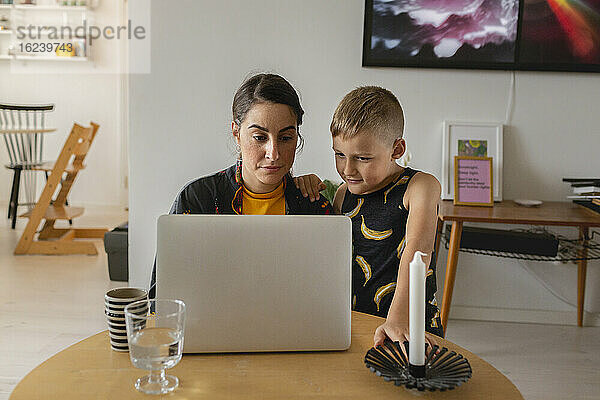 Mutter mit Sohn am Laptop