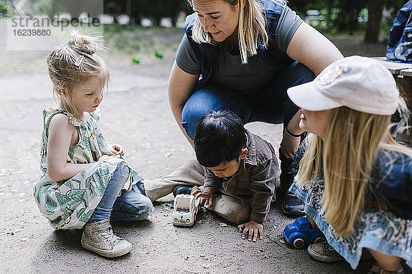 Lehrerin mit Kindern im Freien