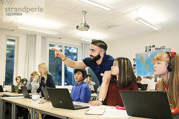 Lehrerin mit Schulkindern im Klassenzimmer