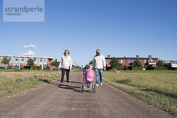 Gemeinsamer Familienspaziergang