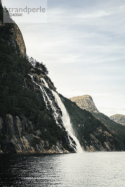 Wasserfall im Meer