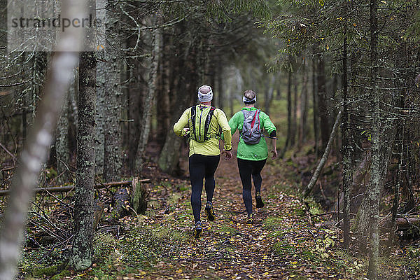 Mann und Frau laufen im Wald