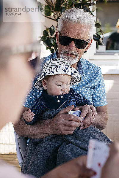 Großvater mit Baby