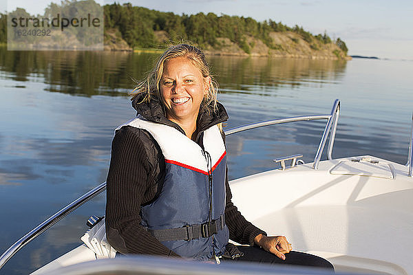 Lächelnde Frau auf Boot