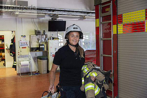 Weiblicher Feuerwehrmann in der Feuerwache