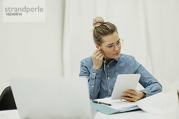 Frau bei der Arbeit mit digitalem Tablet