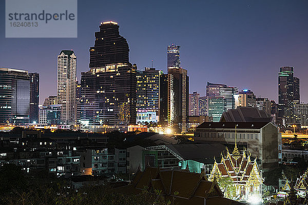 Wolkenkratzer bei Nacht  Bangkok  Thailand