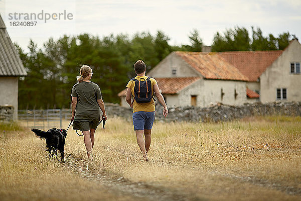 Ehepaar mit Hund spazieren