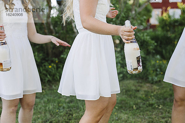 Frauen feiern ihren Abschluss mit Champagner