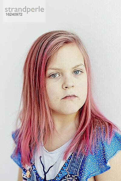 Porträt eines Mädchens mit rosa Haaren