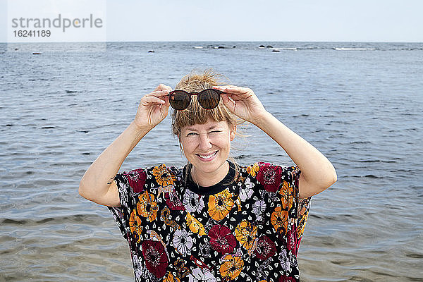 Lächelnde Frau auf See