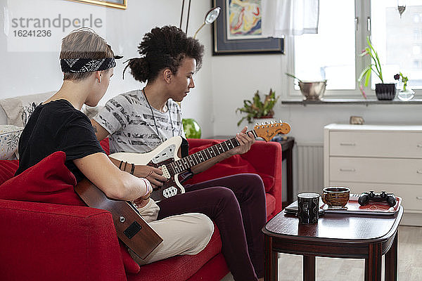 Junge Leute spielen Gitarren