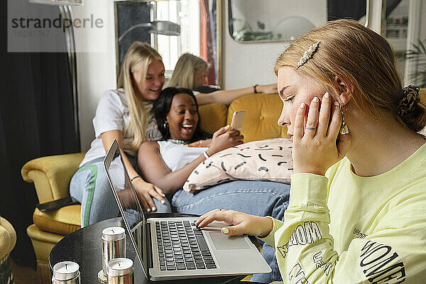 Junge Frau mit Laptop