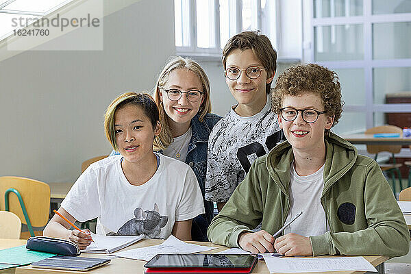 Teenager im Klassenzimmer schauen in die Kamera