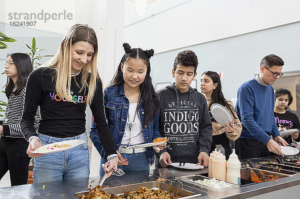 Teenager bei der Auswahl von Lebensmitteln in der Schulkantine