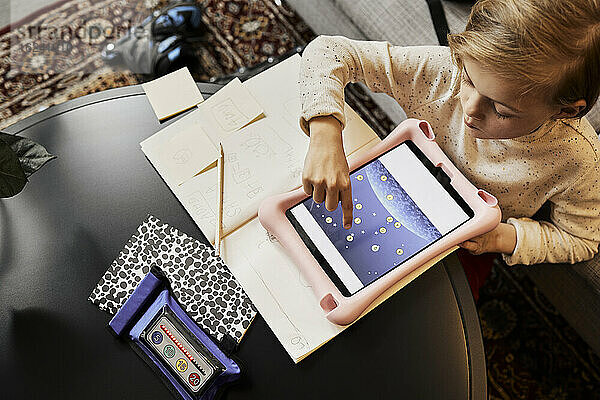 Mädchen bei der Beschäftigungstherapie mit digitalem Tablet