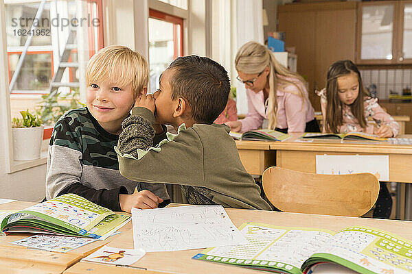 Jungen im Klassenzimmer