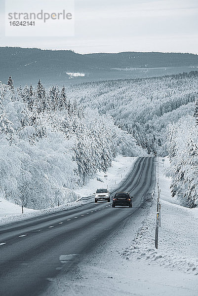 Autos auf winterlichen Straßen