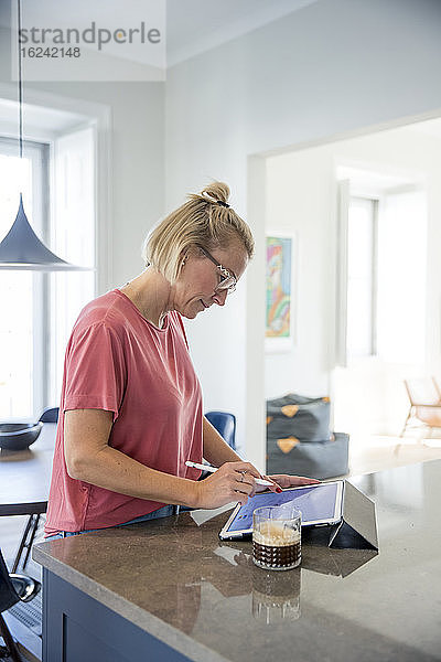 Frau benutzt digitales Tablet