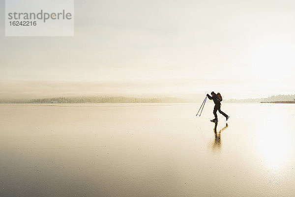 Schlittschuhläuferin auf zugefrorenem Meer
