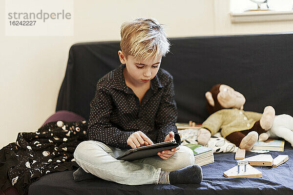 Junge mit digitalem Tablet