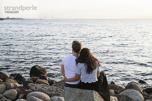 Junges Paar mit Blick aufs Meer