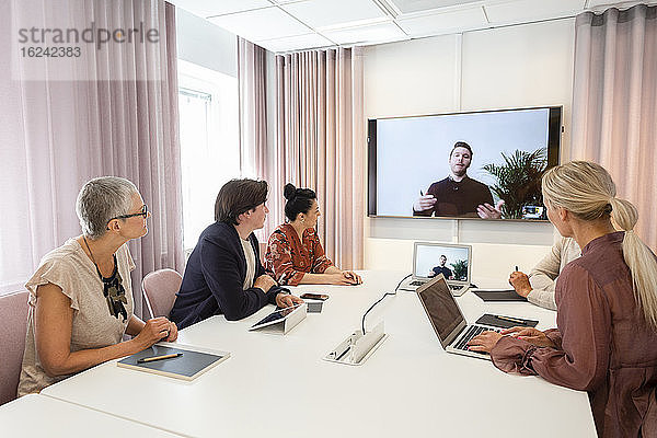 Personen während einer Videokonferenz