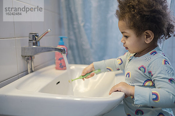 Kleines Mädchen im Badezimmer