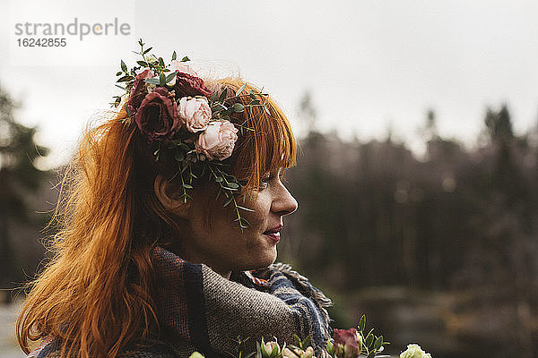 Rothaarige Frau mit Blumen im Haar