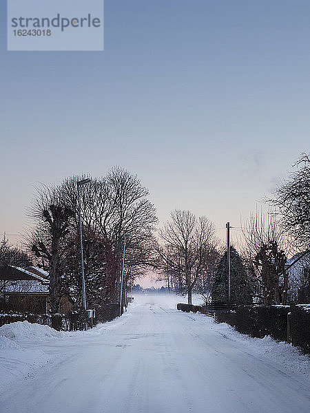 Winterstraße bei Sonnenuntergang