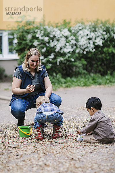 Mutter spielt mit Kindern im Freien