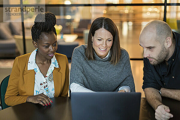 Mitarbeiter benutzen Laptop im Sitzungssaal