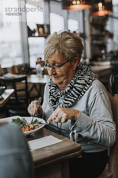 Frau beim Essen in einem Café