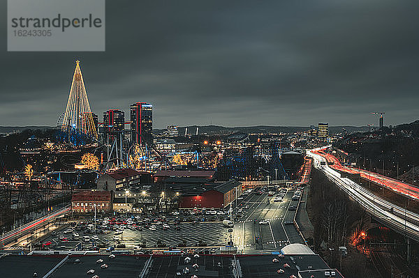 Luftaufnahme der Stadt bei Nacht