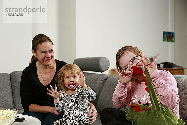 Mutter mit Töchtern auf Sofa