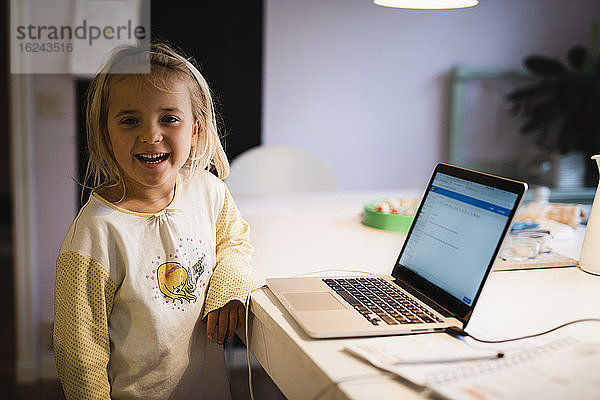 Lächelndes Mädchen mit Laptop