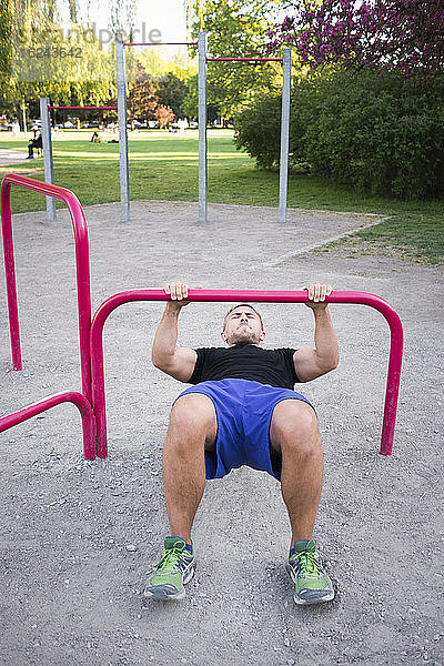 Mann trainiert im Park