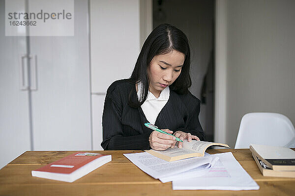 Junge Frau studiert zu Hause