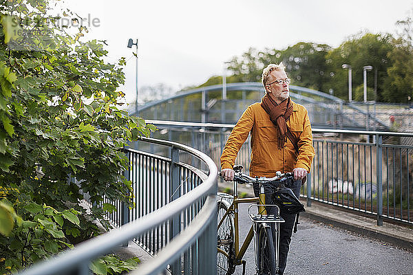 Älterer Mann mit Fahrrad
