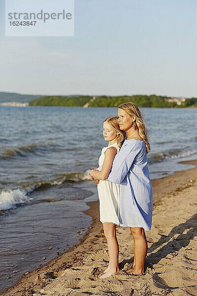Mutter mit Tochter am Strand