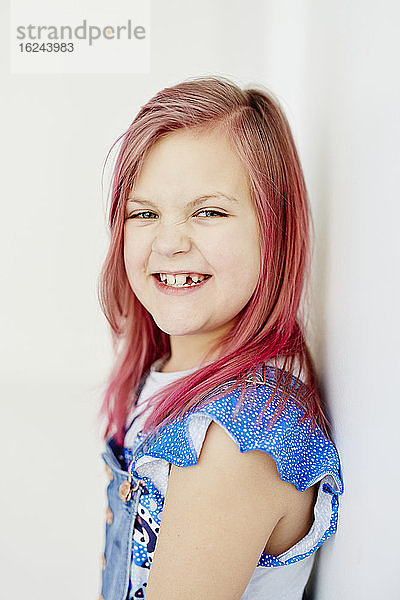Porträt eines Mädchens mit rosa Haaren