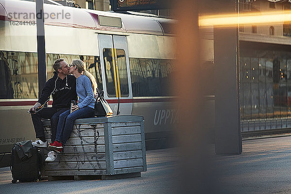 Küssendes Paar auf dem Bahnsteig