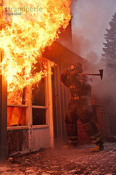 Feuerwehrmann betritt brennendes Haus