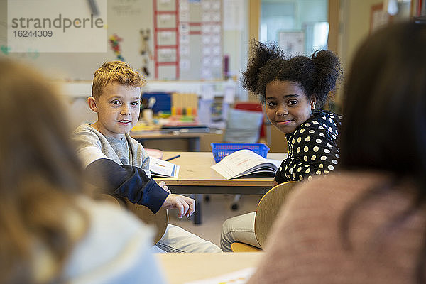 Junge und Mädchen im Klassenzimmer