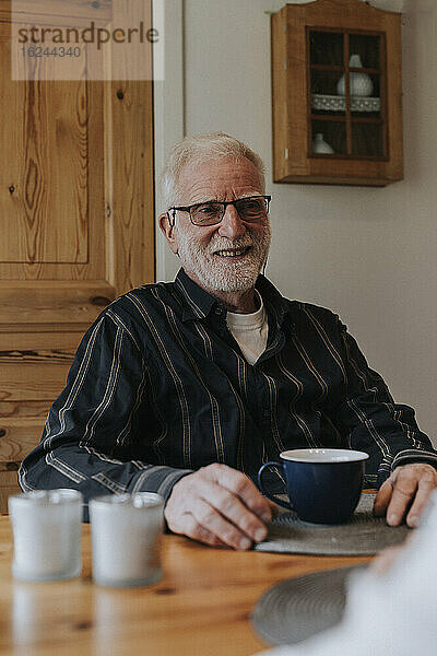 Älterer Mann beim Kaffee