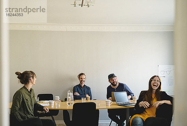 Mitarbeiter im Besprechungsraum