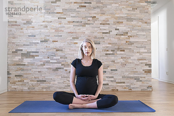 Schwangere Frau übt Yoga